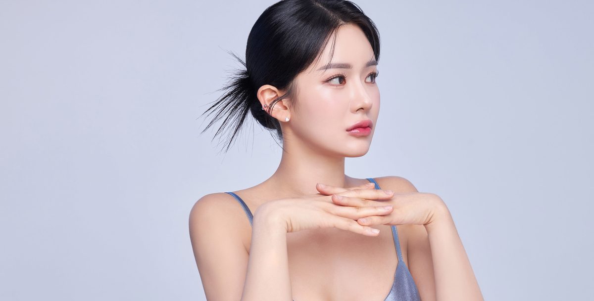 측면에서 바라본 여성 모델의 코 라인 뷰티 컷