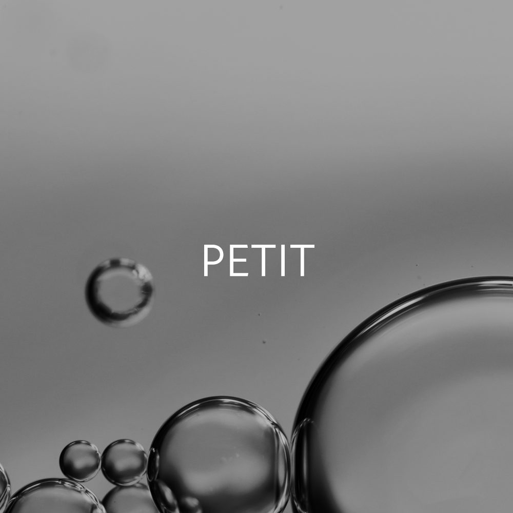 투명한 기포와 물방울 이미지, 'PETIT' 문구
