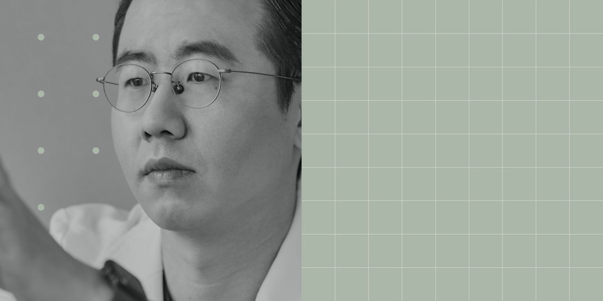 안경을 쓴 의료진이 자료를 보며 메모하는 모습