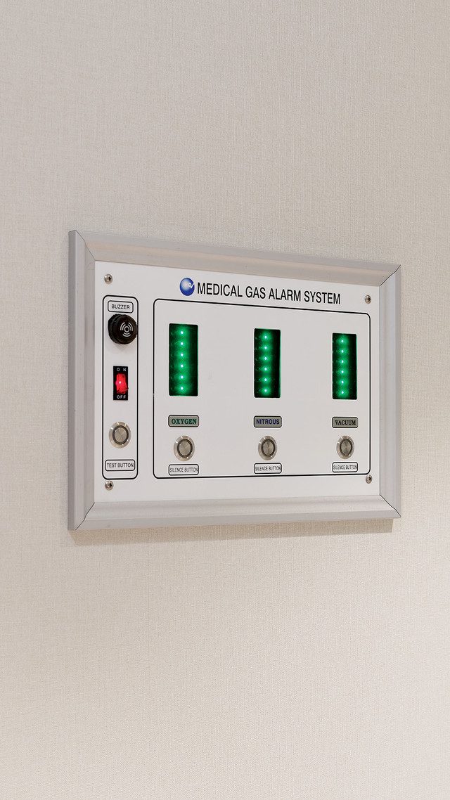 'MEDICAL GAS ALARM SYSTEM' 표시가 있는 의료가스 경보 장치