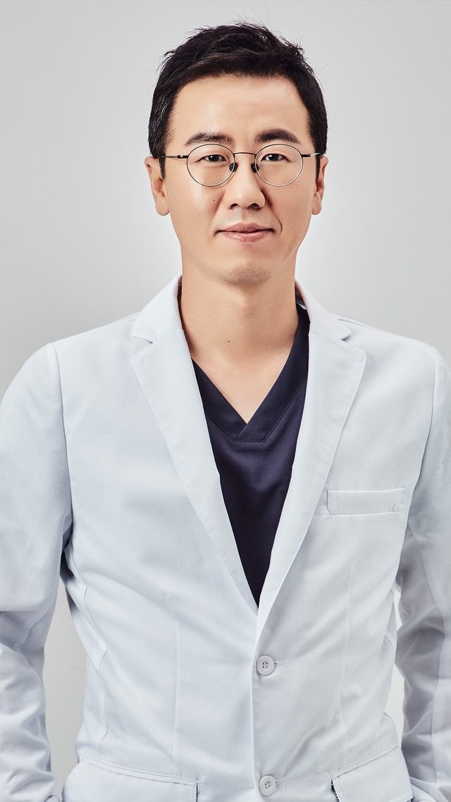 안경을 쓰고 흰 가운을 입은 남성 의료진 인물사진
