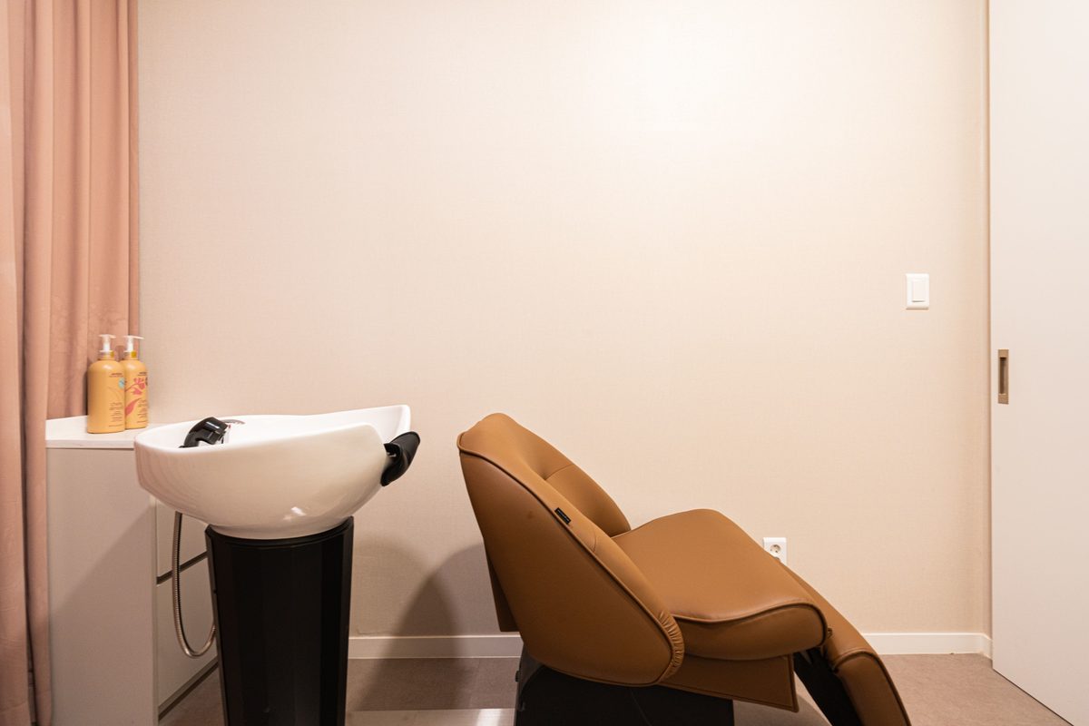 Hair-wash station with a basin and a reclining chair