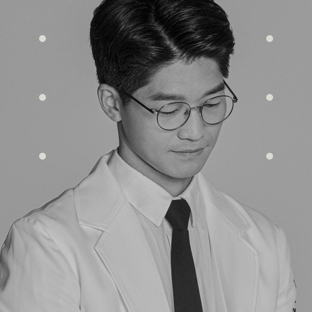 흰 가운을 입은 의료진의 흑백 사진