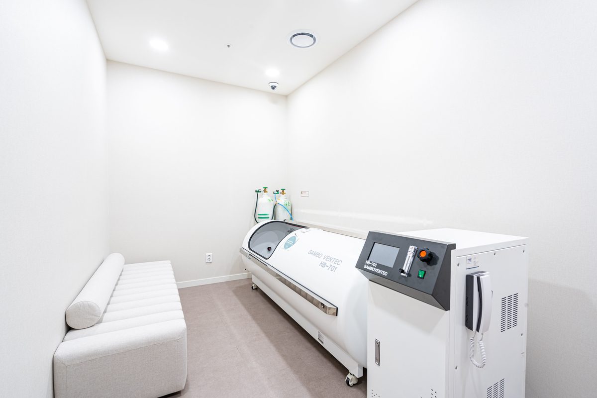 Hyperbaric oxygen chamber room with a bench