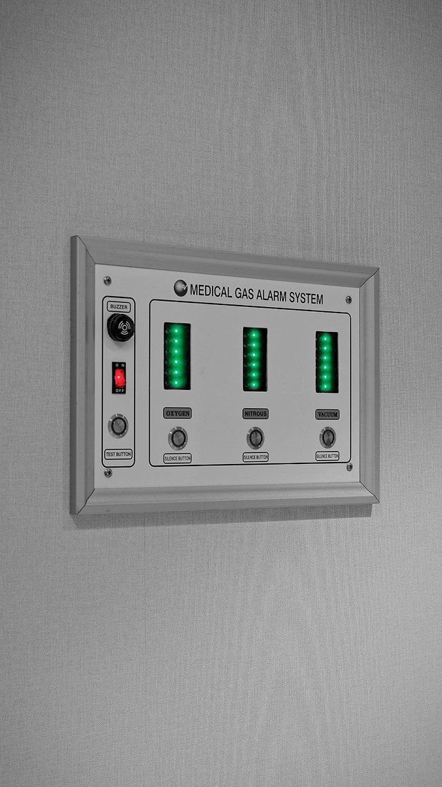 벽에 설치된 의료가스 경보 시스템(Medical Gas Alarm System) 패널