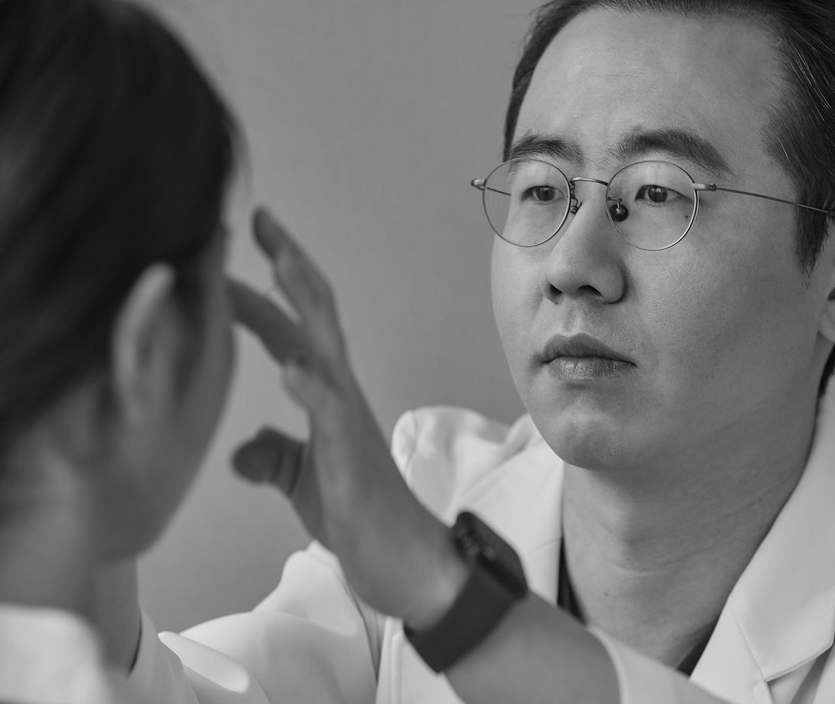 성형외과 전문의가 환자의 코 상태를 진찰하는 모습